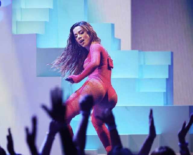 Anitta cover o show